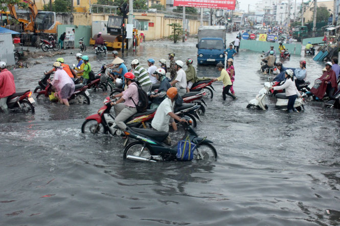 TP.HCM[-]lại[-]ngập[-]vì[-]mưa,[-]dân[-]lại[-]khổ